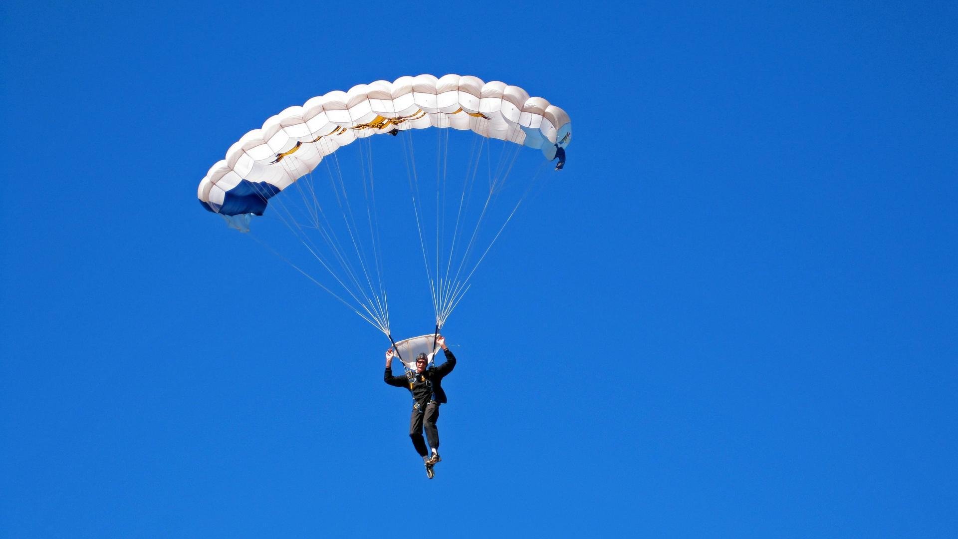 赛道与球场，双线焦点战背后的奇才逻辑