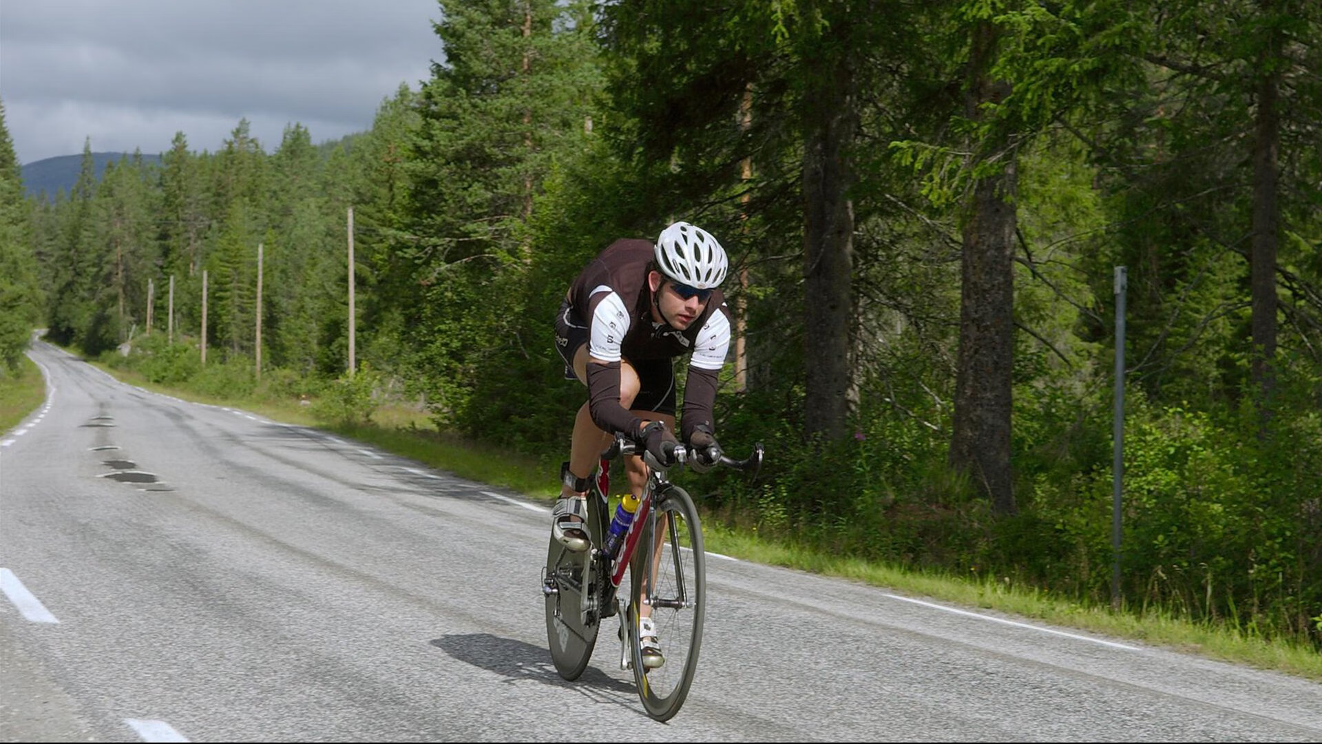 开云体育入口-赛道与绿茵的交响，莱万攻防转换艺术照亮F1揭幕战之夜